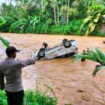 Satu unit mobil terseret arus sungai Krueng Tuan di Desa Alue Dua, Kecamatan Nisam Antara, Aceh Utara, Ahad 30 Oktober 2022