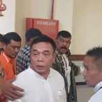 Mantan Gubernur Aceh Irwandi Yusuf saat tiba di ruang VIP Bandara Sultan Iskandar Muda, Blang Bintang, Aceh Besar, Ahad (30/10)