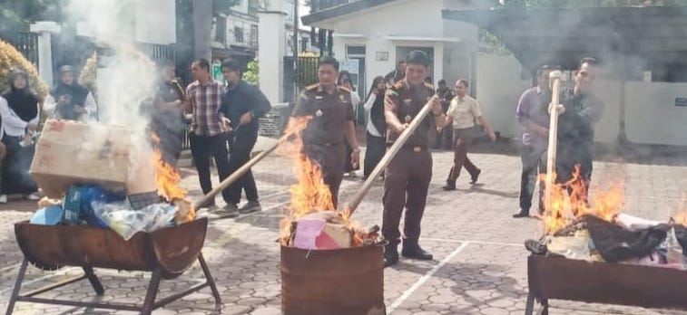 Kejari Banda Aceh memusnahkan puluhan Barang Bukti narkotika jenis Sabu hingga uang palsu dalam kasus tindak pidana yang telah berkekuatan hukum tetap atau inkrah, Selasa (1/11)