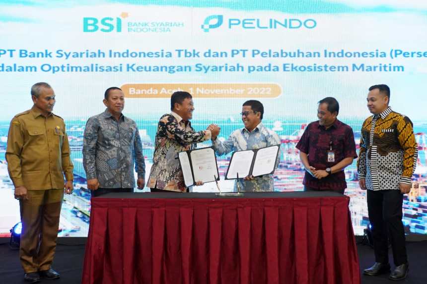 Wakil Direktur Utama BSI Bob Tyasika Ananta dan Wakil Direktur Utama Pelindo Hambra saat menandatangani Perjanjian Kerja Sama terkait layanan jasa perbankan melalui sistem host to host di Banda Aceh (1/11/2022)