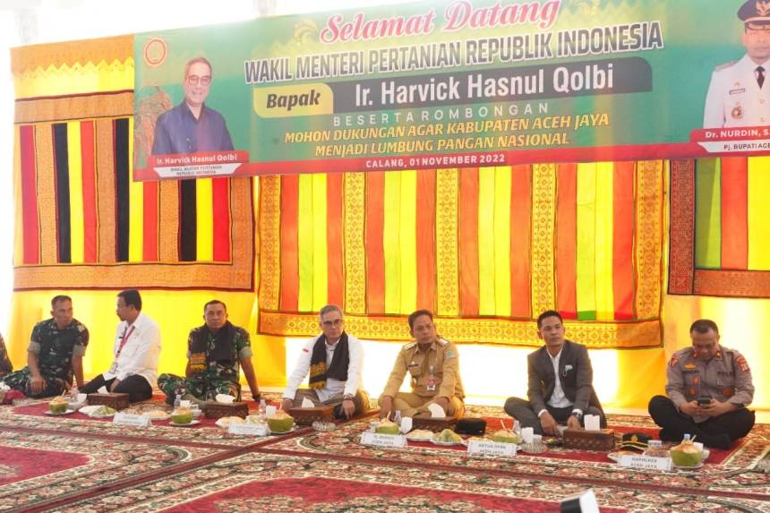 Wakil Menteri Pertanian (Wamentan) Harvick Hasnul Qolbi dididampingi Pangdam IM Mayjen TNI Mohamad Hasan dan Pj Bupati Aceh Jaya Dr Nurdin mengunjungi Aceh Jaya, Selasa (1/11)