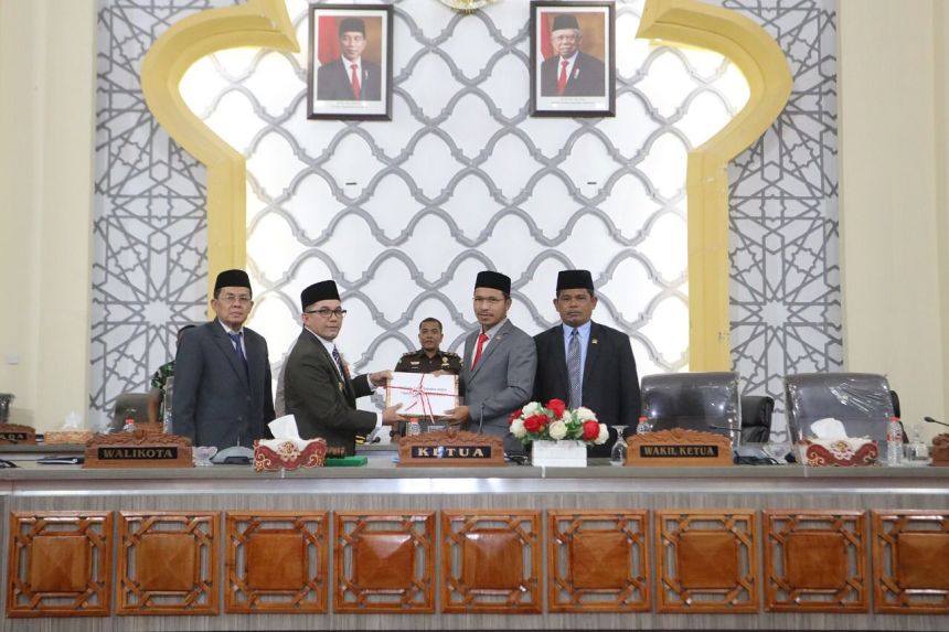 Ketua DPRK Banda Aceh Farid Nyak Umar menerima dokumen Rancangan Qanun APBK Banda Aceh Tahun 2023 yang diserahkan oleh Pj Wali Kota Banda Aceh Bakri Siddiq, pada Senin (31/10)
