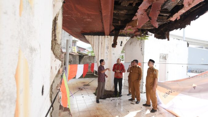 Kondisi kapal di atas rumah yang menjadi situs tsunami di Gampong Lampulo, Kecamatan Kuta Alam, Banda Aceh saat ini memprihatinkan karena mengalami kerusakan