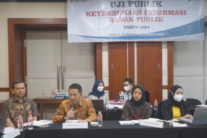 Pj Gubenur Aceh Achmad Marzuki didamping Kepala Diskominsa Aceh Marwan Nusuf menyampaikan presentasi Uji Publik Keterbukaan Informasi Badan Publik 2022 yang diselenggarakan Komisi Informasi Pusat di Redtop Hotel, Jakarta, Selasa (1/11)
