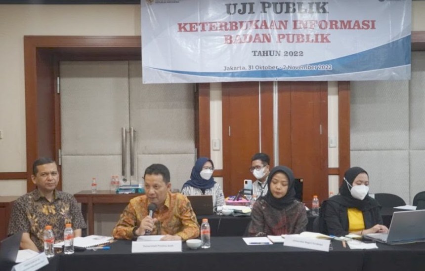 Pj Gubenur Aceh Achmad Marzuki didamping Kepala Diskominsa Aceh Marwan Nusuf menyampaikan presentasi Uji Publik Keterbukaan Informasi Badan Publik 2022 yang diselenggarakan Komisi Informasi Pusat di Redtop Hotel, Jakarta, Selasa (1/11)