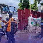 Petugas Dishub Banda Aceh memberikan teguran keras kepada lpelaksana proyek pembangunan dalam wilayah kota karena truk pengangkut material telah mengotori jalan