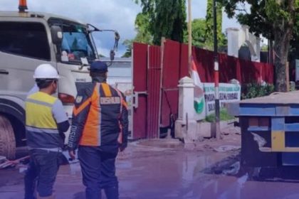 Petugas Dishub Banda Aceh memberikan teguran keras kepada lpelaksana proyek pembangunan dalam wilayah kota karena truk pengangkut material telah mengotori jalan