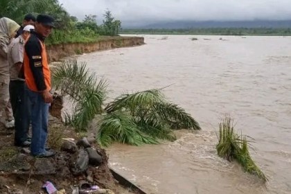 Ibu dan anak meninggal dunia terseret banjir bandang di Desa Rambung Jaya, Kecamatan Darul Hasanah, Aceh Tenggara, Selasa malam (1/11)