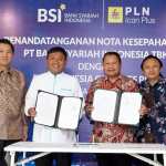 Wakil Dirut BSI Bob Tyasika Ananta dan Direktur Bisnis Konektivitas PLN Icon Plus Sigit Witjaksono saat penandatanganan nota kesepahaman tentang penyediaan dan pemanfaatan layanan dan produk para pihak di BSI UMKM Center Aceh, Rabu (2/11)