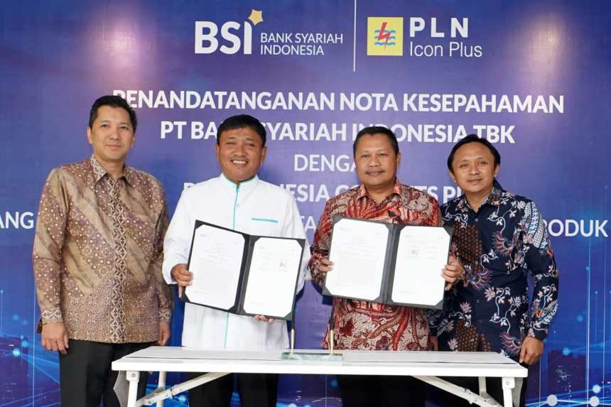 Wakil Dirut BSI Bob Tyasika Ananta dan Direktur Bisnis Konektivitas PLN Icon Plus Sigit Witjaksono saat penandatanganan nota kesepahaman tentang penyediaan dan pemanfaatan layanan dan produk para pihak di BSI UMKM Center Aceh, Rabu (2/11)