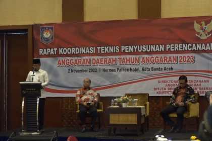 Asisten Administrasi Umum Sekda Aceh Dr H Iskandar AP SSos MSi membuka Rakor Teknis Penyusunan Perencanaan Anggaran Daerah Tahun 2023 di Hotel Hermes Palace Banda Aceh, Rabu (2/11)