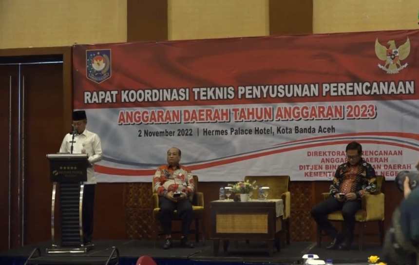 Asisten Administrasi Umum Sekda Aceh Dr H Iskandar AP SSos MSi membuka Rakor Teknis Penyusunan Perencanaan Anggaran Daerah Tahun 2023 di Hotel Hermes Palace Banda Aceh, Rabu (2/11)