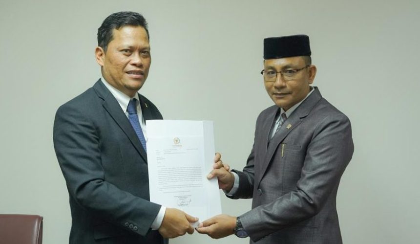 Anggota DPD RI asal Aceh H Sudirman atau Haji Uma bertemu Ketua Komite III DPD RI, Rabu (2/11) untuk menyampaikan surat resmi terkait laporan guru honorer madrasah swasta di Aceh yang tidak bisa ikut mendaftar seleksi PPPK