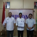 Kepala BPSDM Aceh Syaridin memegang piagam penghargaan Vyatra Bala Pratama Tahun 2022 dari Politeknik Energi dan Mineral Akamigas di Kantor BPSDM Aceh, Rabu (2/11)