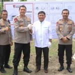 Kapolda Aceh Irjen Pol Ahmad Haydar bersama Wakil Direktur Utama BSI Bob Tyasika Ananta usai peletakan batu pertama pembangunan mushala di Mako Brimob Polda Aceh, Rabu (2/11)