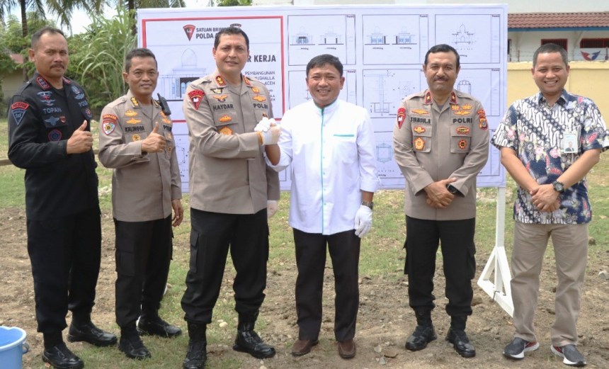 Kapolda Aceh Irjen Pol Ahmad Haydar bersama Wakil Direktur Utama BSI Bob Tyasika Ananta usai peletakan batu pertama pembangunan mushala di Mako Brimob Polda Aceh, Rabu (2/11)