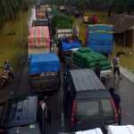 Akibat banjir yang melanda Aceh Tamiang berdampak kepada lumpuhnya transportasi darat lintas jalan nasional Medan-Banda Aceh pada Kamis, 3 November 2022