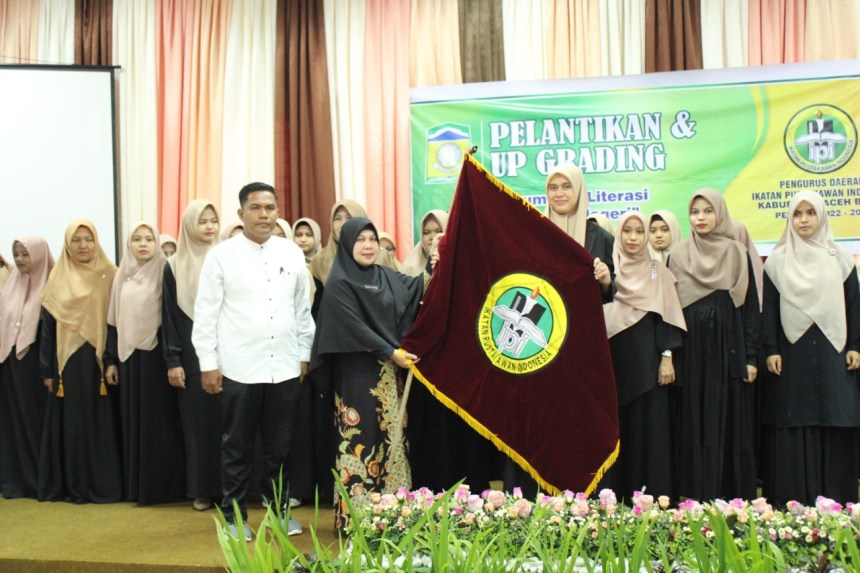 Wakil Ketua PD-IPI Aceh Tgk Nurul Keumala Hayati melantik Pengurus Daerah IPI Aceh Besar periode 2022-2024 di bawah kepemimpinan Rahmawati, di aula Dekranasda, Aceh Besar, Kamis (3/11)