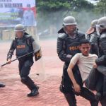 Polda Aceh melalui Biro Operasi menggelar simulasi pengendalian massa dan pengamanan wilayah di lapangan Mapolda setempat, Kamis (3/11)