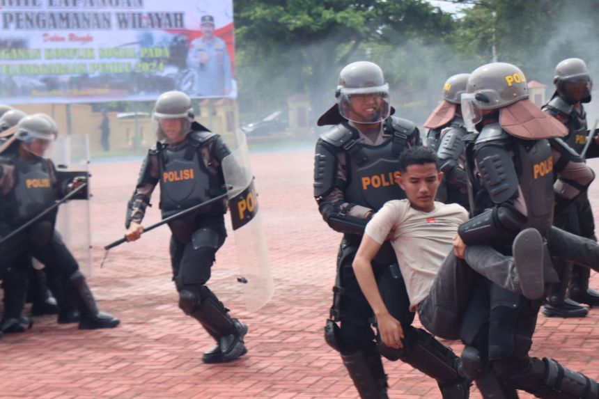 Polda Aceh melalui Biro Operasi menggelar simulasi pengendalian massa dan pengamanan wilayah di lapangan Mapolda setempat, Kamis (3/11)