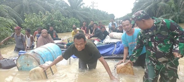 Danramil 07/Kjm bersama warga bantu evakuasi jenazah terjebak banjir di Aceh Tamiang dengan rakit