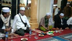 Mantan Gubernur Aceh Irwandi Yusuf datang secara khusus menemui Abuya Syekh Haji Amran Waly Al Khalidi, pada Jum'at malam (4/11) di Dayah Darul Ihsan, Desa Pawoh, Kecamatan Labuhan Haji Aceh Selatan