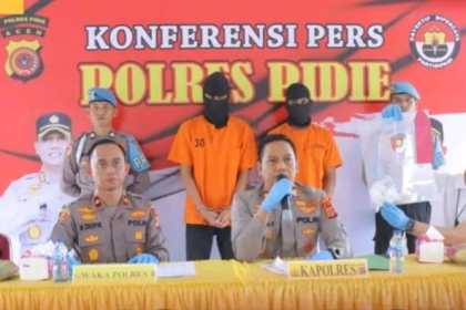 Kapolres Pidie AKBP Padli didampingi Wakapolres Kompol Muhammad Taufik dan Kasat Reskrim Iptu Ragga Setyadi menggelar konferensi pers, Jum'at (4/11) terkait penangkapan 2 pelaku perusakan mesin Dispenser (Pompa Minyak) SPBU PT Kuala Berkah Gampong Blok Sawah, Kota Sigli
