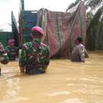 Sejumlah personel Marinir dan Polisi Pos Batas Polsek Kejuruan Muda bersama warga membantu evakuasi kendaraan terjebak banjir di perbatasan Kabupaten Aceh Tamiang-Sumut, Sabtu (5/11)