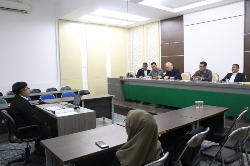 Dosen University of Freiburg Jerman menjadi penguji pada Seminar Proposal Tesis Program Magister Komunikasi Penyiaran Islam di UIN Ar-Raniry, Jum'at (4/11)