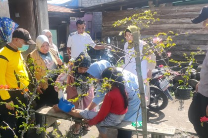 ersonel Siedokkes Polres Bener Meriah yang dibantu pihak Dinkes memberikan perawatan medis terhadap tiga anak dan satu IRT yang digigit anjing gila, Sabtu, 5 November 2022