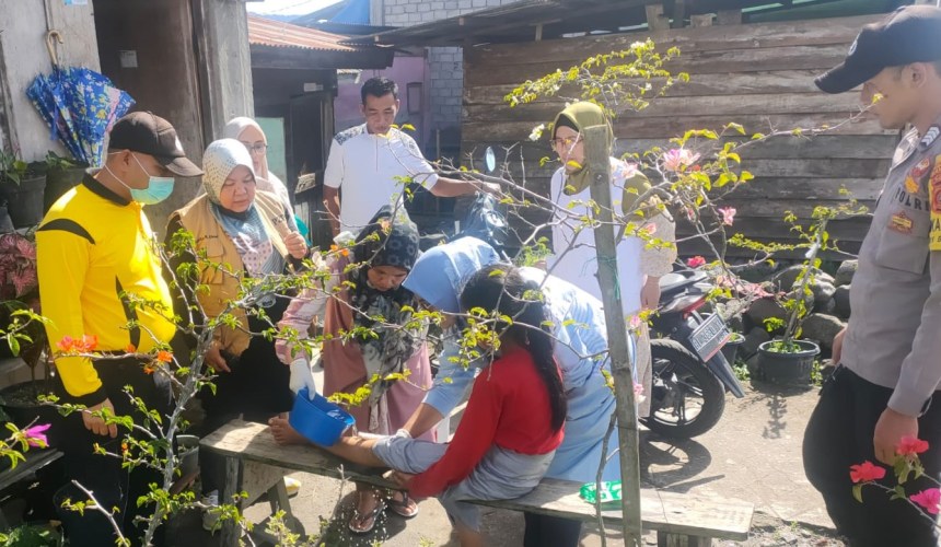 ersonel Siedokkes Polres Bener Meriah yang dibantu pihak Dinkes memberikan perawatan medis terhadap tiga anak dan satu IRT yang digigit anjing gila, Sabtu, 5 November 2022