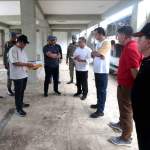 Pj Wali Kota Banda Aceh Bakri Siddiq didampingi Asisten II Jalaluddin, Kadis PUPR Yasir, Kadiskop UKM dan Perdagangan M Nurdin serta Kadishub Wahyudi meninjau bangunan Pasar Kartini di Peunayong, Ahad (6/11)