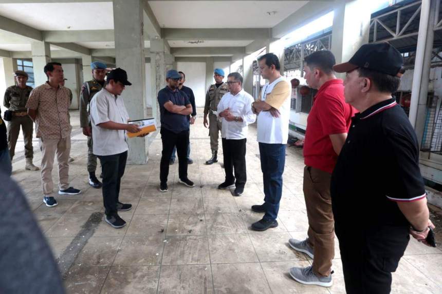 Pj Wali Kota Banda Aceh Bakri Siddiq didampingi Asisten II Jalaluddin, Kadis PUPR Yasir, Kadiskop UKM dan Perdagangan M Nurdin serta Kadishub Wahyudi meninjau bangunan Pasar Kartini di Peunayong, Ahad (6/11)