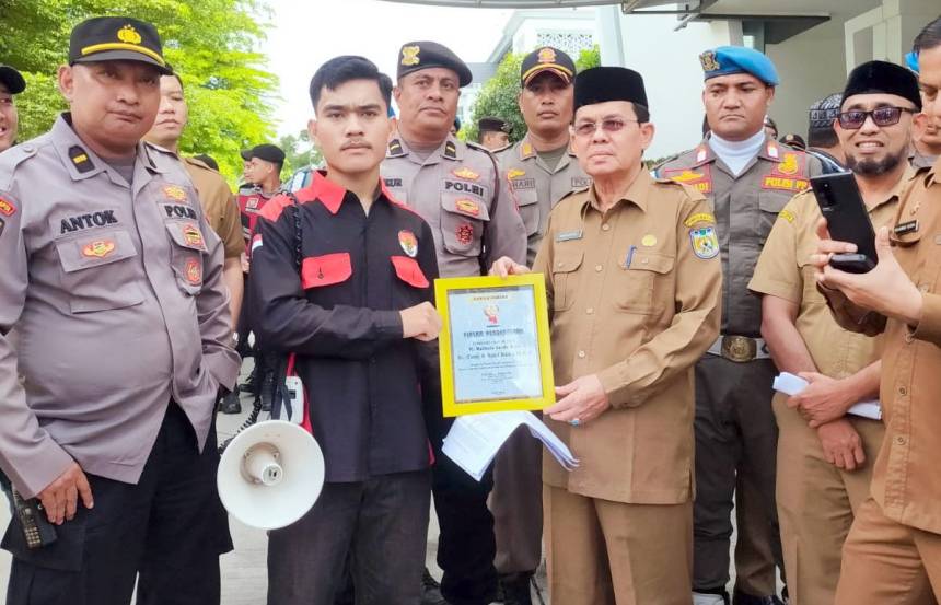 Aliansi Mahasiswa dan Pemuda Anti Korupsi (Alamp Aksi) Kota Banda Aceh menyerahkan piagam Pj Kepala Daerah Terburuk kepada Pj Wali Kota Banda Aceh Bakri Siddiq, yang diterima Sekda Kota Amiruddin saat melakukan unjuk rasa ke kantor Wali Kota Banda Aceh, Senin (7/11)