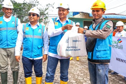 PLN Unit Induk Distribusi (UID) Aceh melalui progam Tanggungjawab Sosial dan Lingkungan (TJSL) PLN Peduli menyalurkan bantuan untuk korban banjir Aceh Tamiang, Senin (7/11)