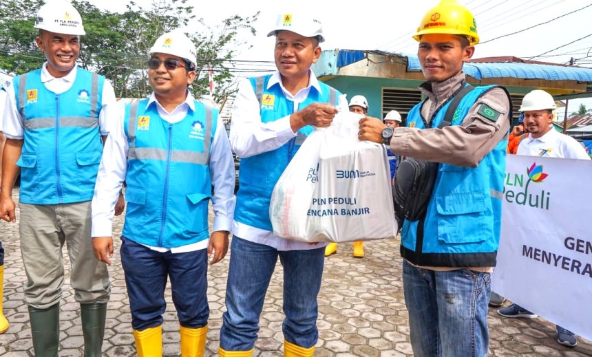 PLN Unit Induk Distribusi (UID) Aceh melalui progam Tanggungjawab Sosial dan Lingkungan (TJSL) PLN Peduli menyalurkan bantuan untuk korban banjir Aceh Tamiang, Senin (7/11)