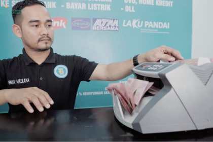 Irham Maulana (30) warga Kabupaten Aceh Besar salah satu Agen BSI Smart, yang sering menjadi ‘ATM dadakan’ bagi masyarakat sekitar dan wisatawan