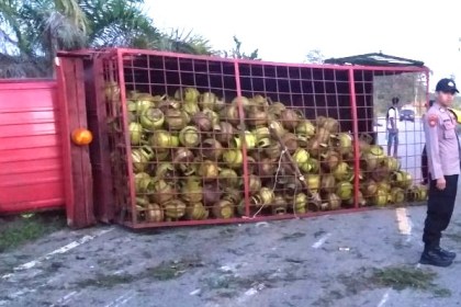 Truk pengangkut tabung gas LPG bersubsidi mengalami kecelakaan lalu lintas di jalan Bireuen-Takengon tepatnya di Kampung Negeri Antara Kecamatan Pintu Rime Gayo, Bener Meriah, Selasa pagi (8/11)