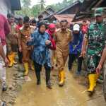 Menteri Sosial Tri Rismaharini meninjau lokasi banjir bandang di Aceh Tenggara, Selasa (8/11), juga menyerahkan bantuan kepada para korban bencana