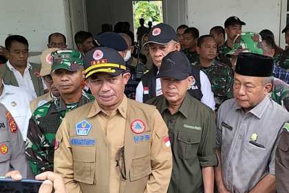 Kepala BNPB Letjen TNI Suharyanto (rompi coklat) memberikan keterangan saat meninjau langsung kondisi banjir di Aceh Tamiang, dan mengunjungi warga mengungsi di Gedung Nasional, Kota Kualasimpang, Selasa (8/11)
