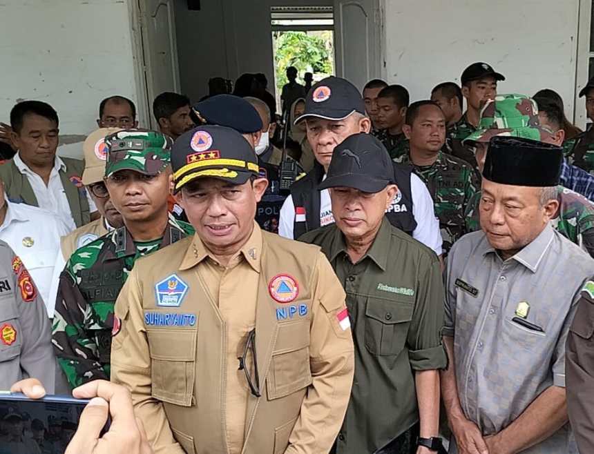 Kepala BNPB Letjen TNI Suharyanto (rompi coklat) memberikan keterangan saat meninjau langsung kondisi banjir di Aceh Tamiang, dan mengunjungi warga mengungsi di Gedung Nasional, Kota Kualasimpang, Selasa (8/11)