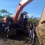 Barang bukti ekscavator yang diamankan polisi di lokasi tambang emas ilegal yang berlokasi di Desa Blang Neuang, Kecamatan Beutong, Nagan Raya, Rabu (9/11)