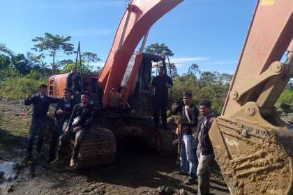 Barang bukti ekscavator yang diamankan polisi di lokasi tambang emas ilegal yang berlokasi di Desa Blang Neuang, Kecamatan Beutong, Nagan Raya, Rabu (9/11)