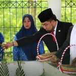 Pj Bupati Aceh Besar Muhammad Iswanto bersama pejabat Forkopimda melakukan ziarah ke Makam Pahlawan Teuku Panglima Polem di Gampong Lam Sie, Kuta Cot Glie, Rabu (9/11)