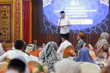 Pj Gubernur Aceh Achmad Marzuki, memberikan sambutan dan arahan pada penyerahan bonus bagi 23 peserta juara MTQ XXIX Nasional, Kalimantan Selatan, di Meuligoe Gubernur Aceh, Rabu (9/11)