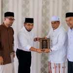 Pj Bupati Aceh Besar Muhammad Iswanto menyerahkan bantuan kitab untuk santri kurang mampu, secara simbolis diterima oleh Abu H Athaillah lshak Al-Amiry di Dayah Ulee Titi, Ingin Jaya, Rabu (9/11)