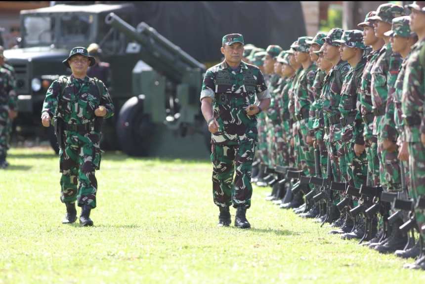Pangdam IM Mayjen TNI Mohamad Hasan memimpin upacara penutupan TMMD ke-115 Kodim 0102/Pidie di lapangan bola kaki Kemukiman Truseb Kecamatan Tiro, Pidie Rabu (9/11)