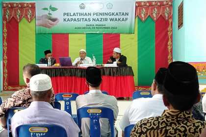 Nazir Wakaf BMA Sayed Muhammad Husen menyampaikan materi pada Pelatihan Peningkatan Kapasitas Nazir yang digelar di Kantor Camat Darul Imarah, Aceh Besar, Rabu (9/11)