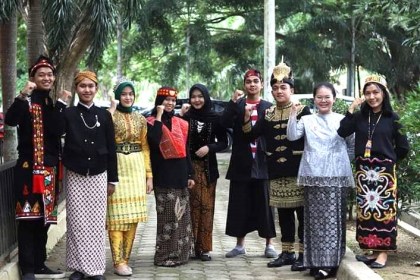 Universitas Syiah Kuala Banda Aceh mmemperingati Hari Pahlawan 10 November 2022 dengan keragaman baju adat nusantara