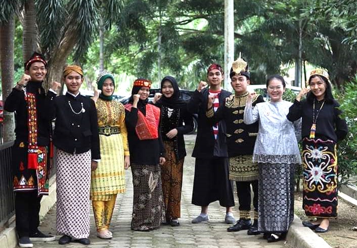 Universitas Syiah Kuala Banda Aceh mmemperingati Hari Pahlawan 10 November 2022 dengan keragaman baju adat nusantara